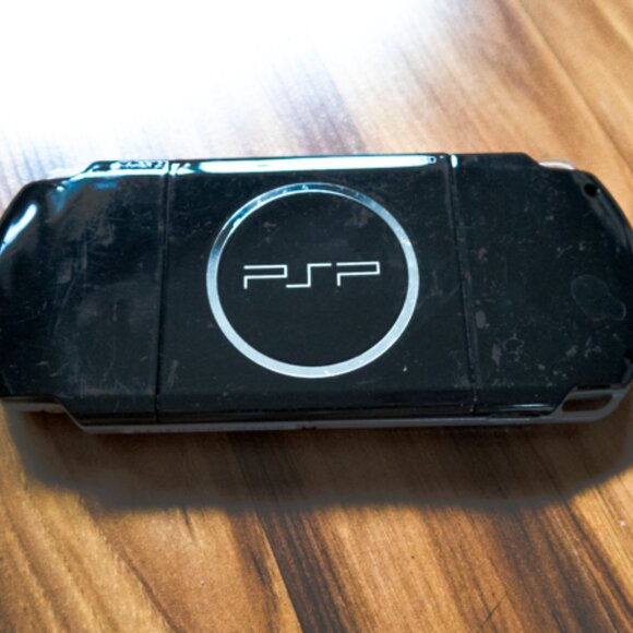 Sony PlayStation Portable PSP-2001 Black Handheld Console Bundle - No Battery - Picture 4 of 6